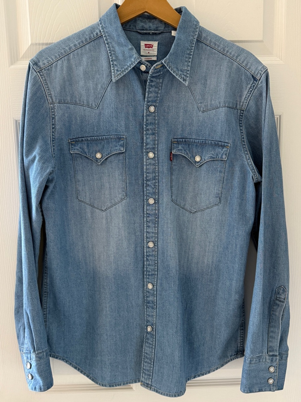 Levis Mens Shirt Size Medium Barstow Western Dark Denim Pearl Snap Classic Shirt